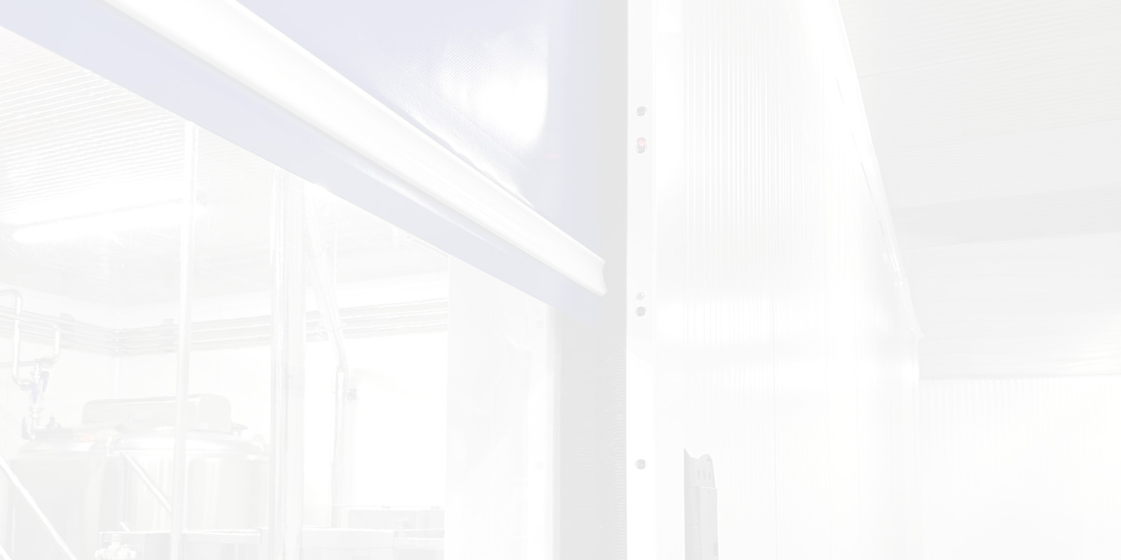 Vista interior de puerta automática de elevación en un almacén