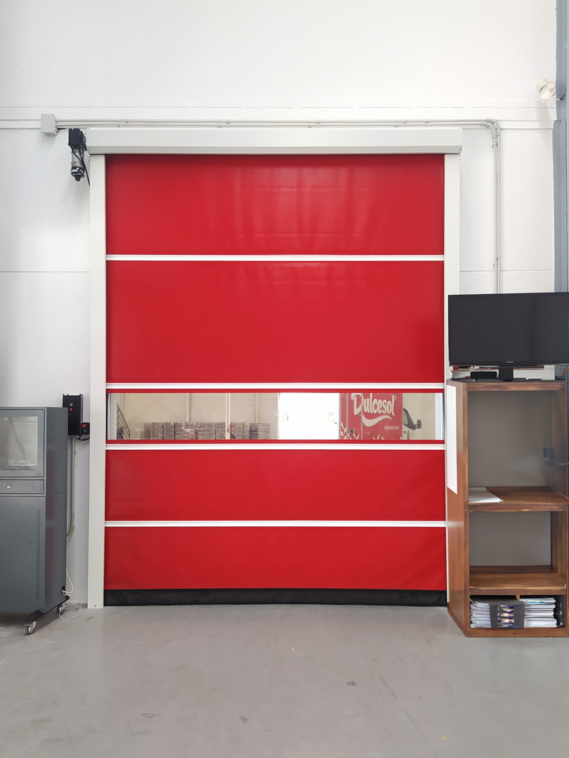 Vista frontal de puerta automática de elevación roja