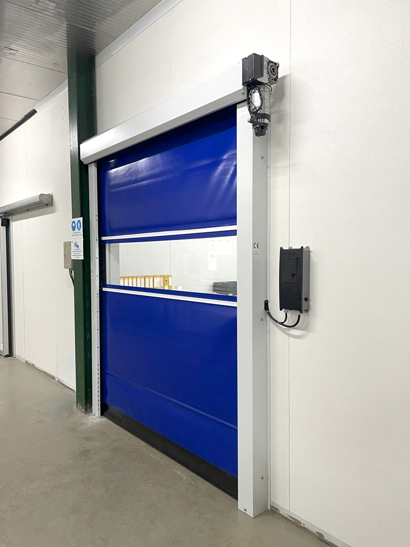 Vista en perspectiva de puerta automática de elevación azul