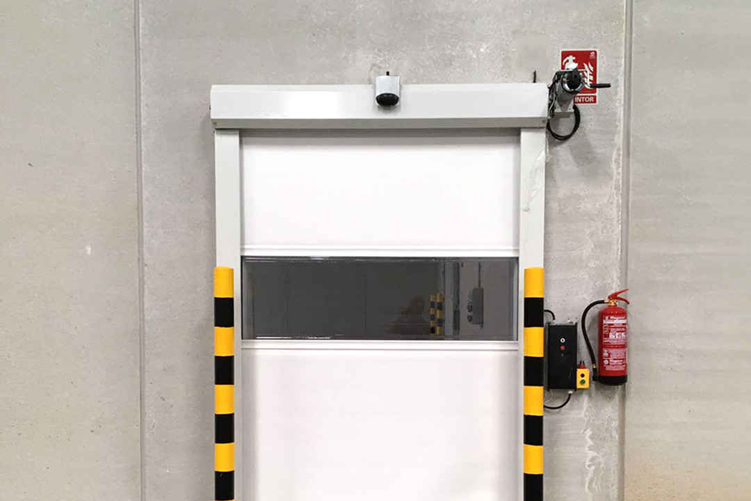 Puerta automática con acabado especial